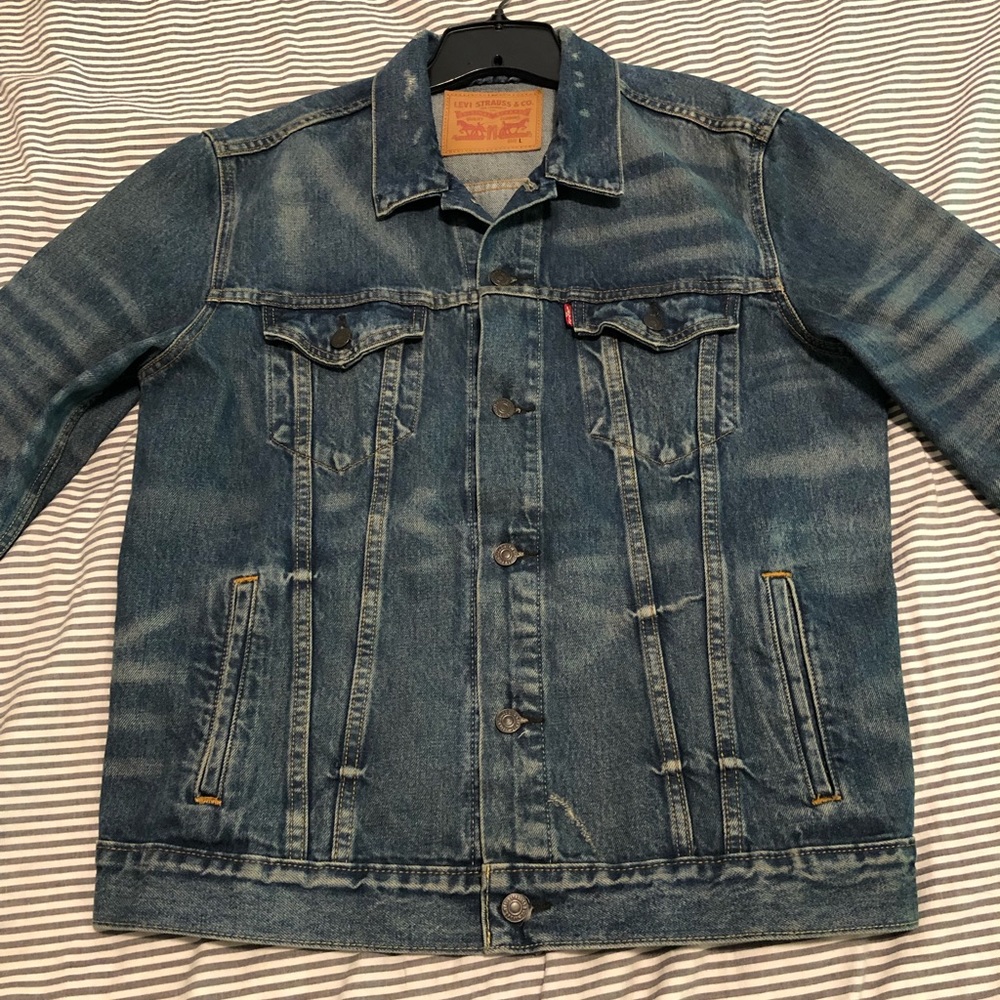 Levi’s Trucker Distressed Denim Jacket L